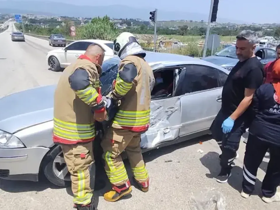 Hatay Defne'de Hafriyat Kamyonu Otomobile Çarptı: 1 Yaralı görseli