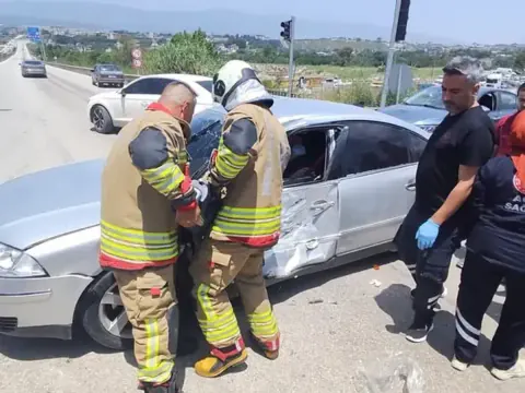 Hatay Defne'de Hafriyat Kamyonu Otomobile Çarptı: 1 Yaralı