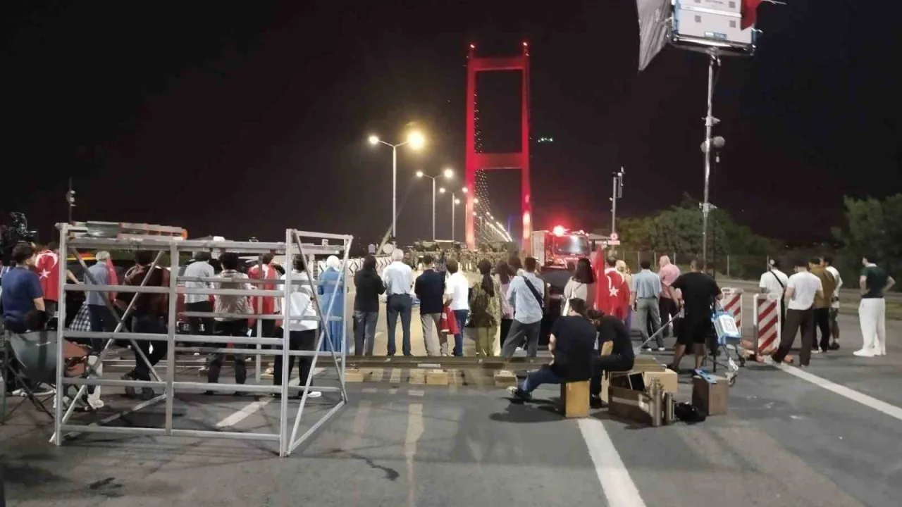 15 Temmuz Şehitler Köprüsü Belgesel Çekimleri İçin Trafiğe Kapatıldı 15 Temmuz Şehitler Köprüsü Belgesel Çekimleri İçin Trafiğe Kapatıldı