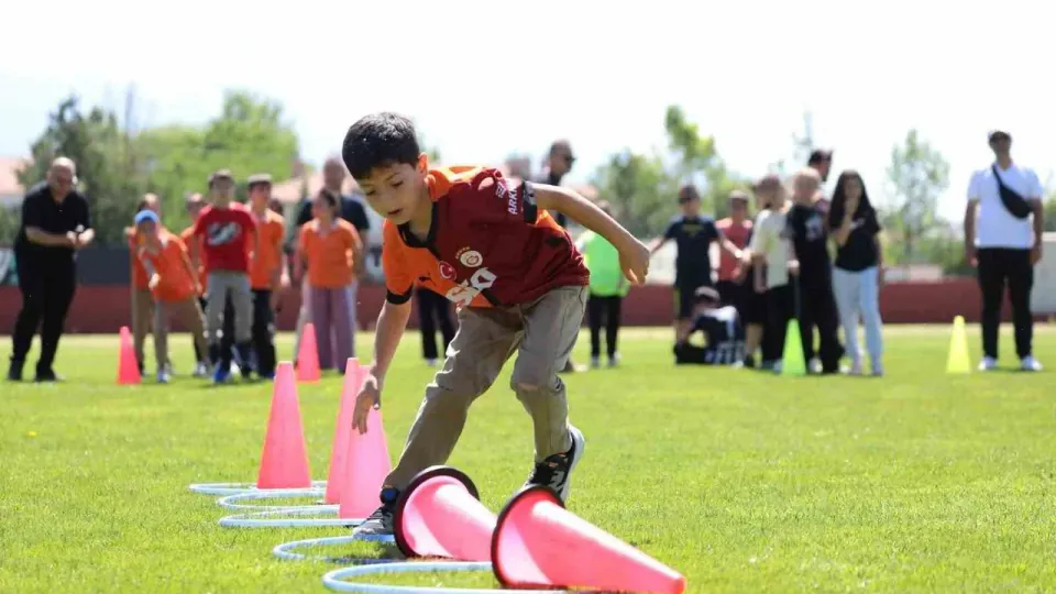 Erzincan'da Çocuklar Sporla Buluştu: İlkokullar Fiziksel Etkinlik Oyunları görseli