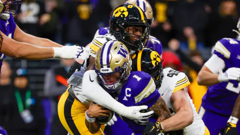 Washington QB Demond Williams omuz sakatlığıyla ayrıldı, Iowa önde