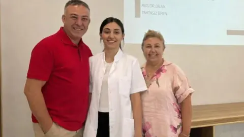 CHP Milletvekili Mehmet Tahtasız'ın Kızı Dr. Safiye Dilan Tahtasız Uzman Oldu
