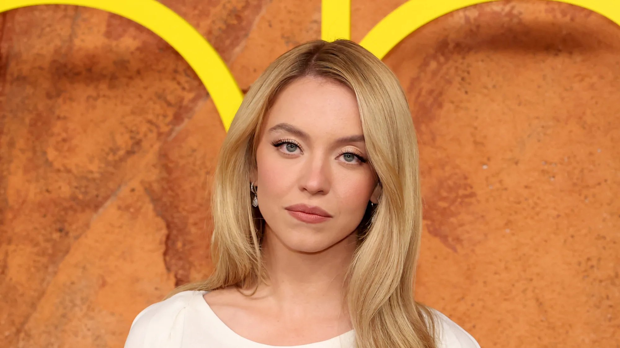 Sydney Sweeney Yeni SYRN Kampanyasında Fit Görünümüyle Dikkat Çekti Sydney Sweeney Yeni SYRN Kampanyasında Fit Görünümüyle Dikkat Çekti