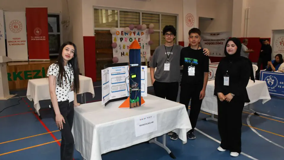 Yozgat'ta Deneyap Öğrencilerinden Teknoloji Çıkarması: Geleceğin Projeleri Sergilendi görseli