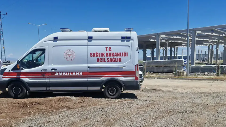 Karacadağ OSB'de feci kaza: Beton duvarın altında kalan 2 işçi hayatını kaybetti görseli