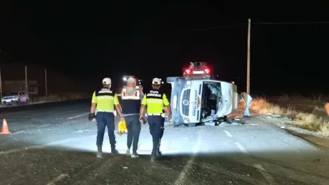Van Başkale'de kamyon-minibüs çarpışması: 13 yaralı, 1 aylık bebek yoğun bakımda Van Başkale'de kamyon-minibüs çarpışması: 13 yaralı, 1 aylık bebek yoğun bakımda