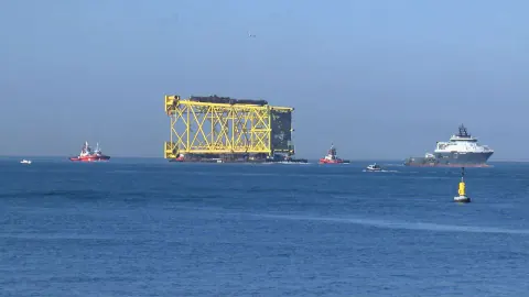 İstanbul Boğazı'nda dev geçiş: 350 metrelik sondaj platformu şehre girdi