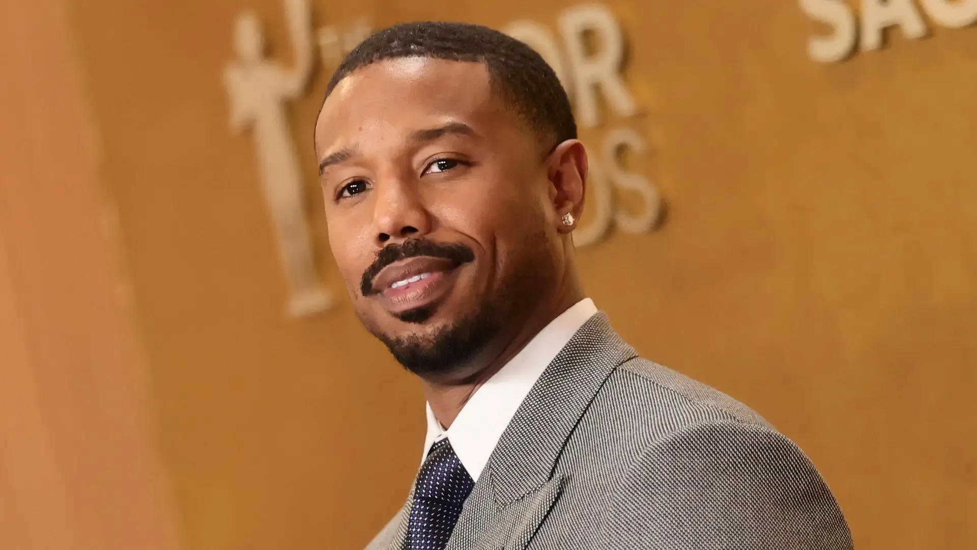 Michael B. Jordan ve İngiliz Pop Yıldızı Raye Görüldü Michael B. Jordan ve İngiliz Pop Yıldızı Raye Görüldü