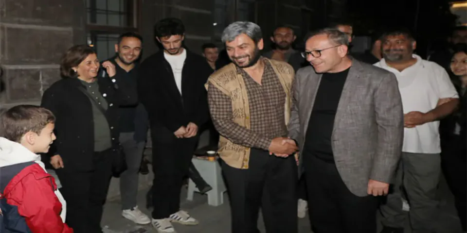 Kars Valisi Ziya Polat'tan 'Çırak' Dizisine Ziyaret: Şehir Film Platosu mu? görseli