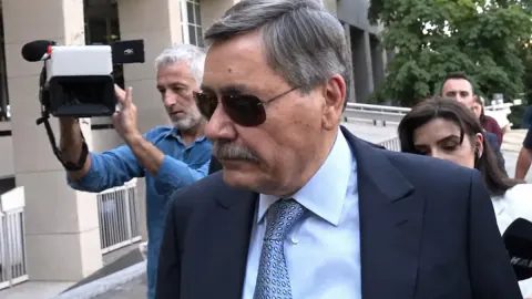 Melih Gökçek savcılığa 'kayıtlı malım yok' dedi, savcı tapu kayıtlarını masaya koydu Melih Gökçek savcılığa 'kayıtlı malım yok' dedi, savcı tapu kayıtlarını masaya koydu
