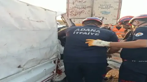 Adana Ceyhan'da kamyonet tıra girdi: 2 kişi hayatını kaybetti