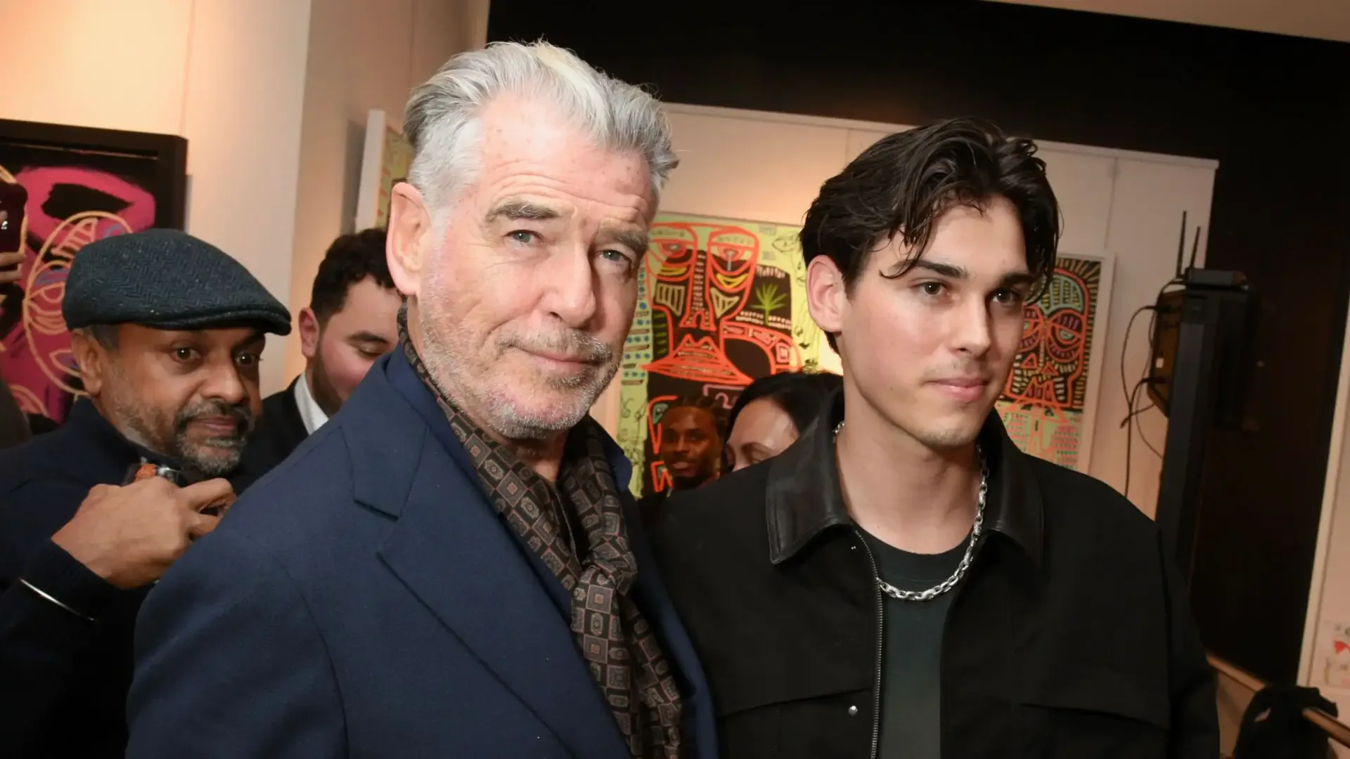 Pierce Brosnan'ın Oğlu Paris Brosnan'dan Babasının James Bond Dönemini Andıran Kareler Pierce Brosnan'ın Oğlu Paris Brosnan'dan Babasının James Bond Dönemini Andıran Kareler