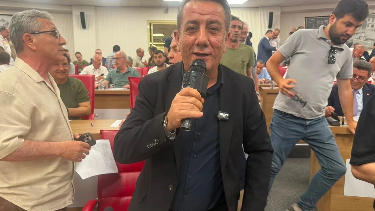 Aydın Büyükşehir Meclisi'nde Mikrofon Krizi: Kendi Mikrofonuyla Geldi Aydın Büyükşehir Meclisi'nde Mikrofon Krizi: Kendi Mikrofonuyla Geldi