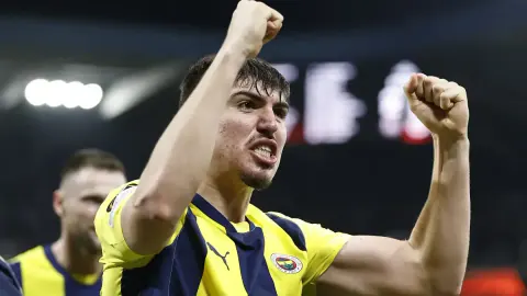 Yusuf Akçiçek İçin Dev Yarış: Galatasaray ve Fenerbahçe Hamlesi Yusuf Akçiçek İçin Dev Yarış: Galatasaray ve Fenerbahçe Hamlesi