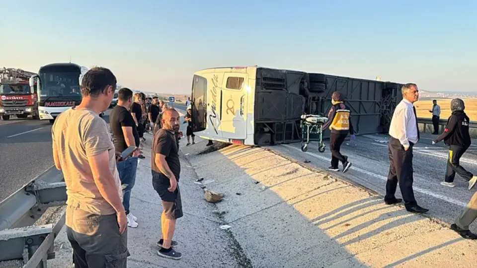 Kütahya-Afyon Yolunda Can Pazarı: Yolcu Otobüsü Devrildi, 31 Yaralı görseli