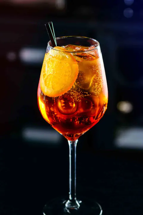 İtalyan Aperitivo Kültürünün Küresel Fenomeni: Aperol Spritz Nedir?