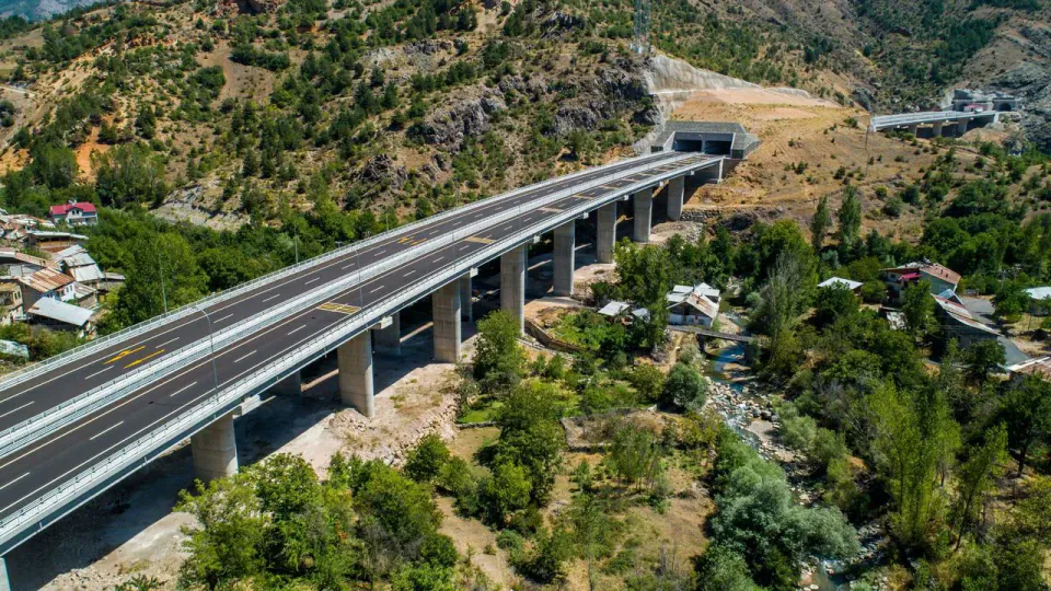 Gümüşhane Çevre Yolu'nda Dev Mühendislik: 9 Tünel ve 13 Köprü Devreye Girdi görseli