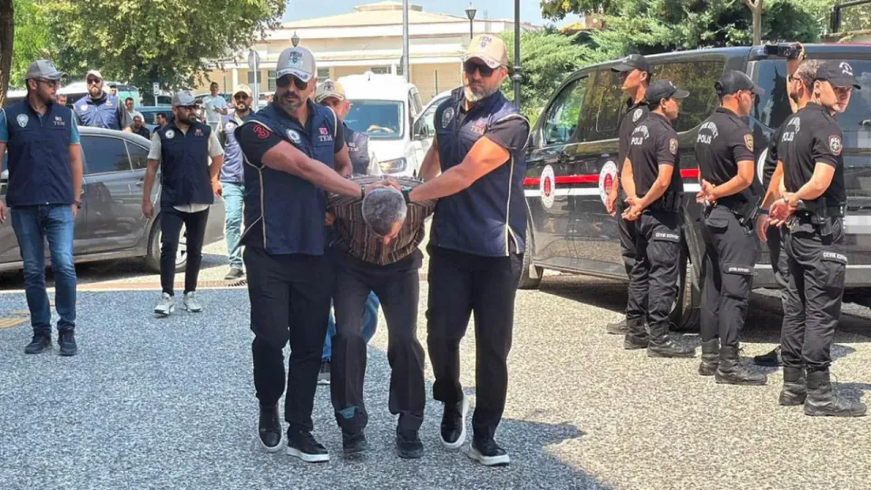 Erdoğan'a suikast timindeki firari yüzbaşıya yardım eden 10 şüpheli İstanbul ve Eskişehir'de yakalandı görseli