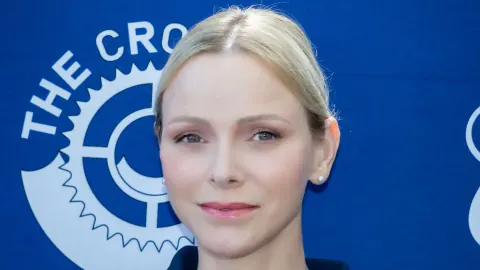 Prenses Charlene Monaco Sahillerinde: Göz Kamaştıran Doğal Şıklık