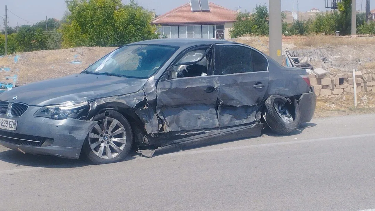Aksaray'da kaza: Fransa plakalı otomobil ile hafif ticari araç çarpıştı Aksaray'da kaza: Fransa plakalı otomobil ile hafif ticari araç çarpıştı