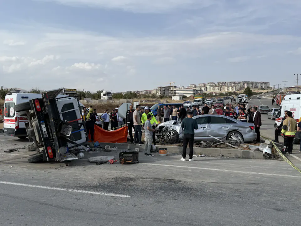 MHP Milletvekili Zuhal Karakoç'un Konvoyu Kazaya Karıştı: 1 Ölü, Çok Sayıda Yaralı görseli