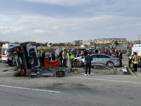 MHP Milletvekili Zuhal Karakoç'un Konvoyu Kazaya Karıştı: 1 Ölü, Çok Sayıda Yaralı