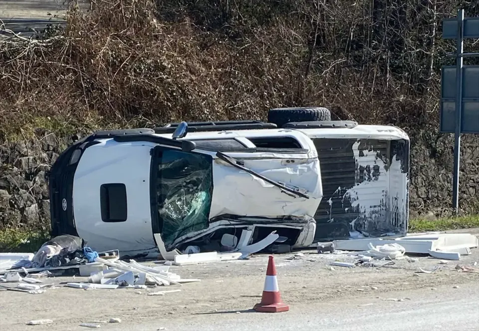 Ordu Ünye'de Kamyonet ve Otomobil Çarpıştı: 1 Kişi Yaşamını Yitirdi görseli