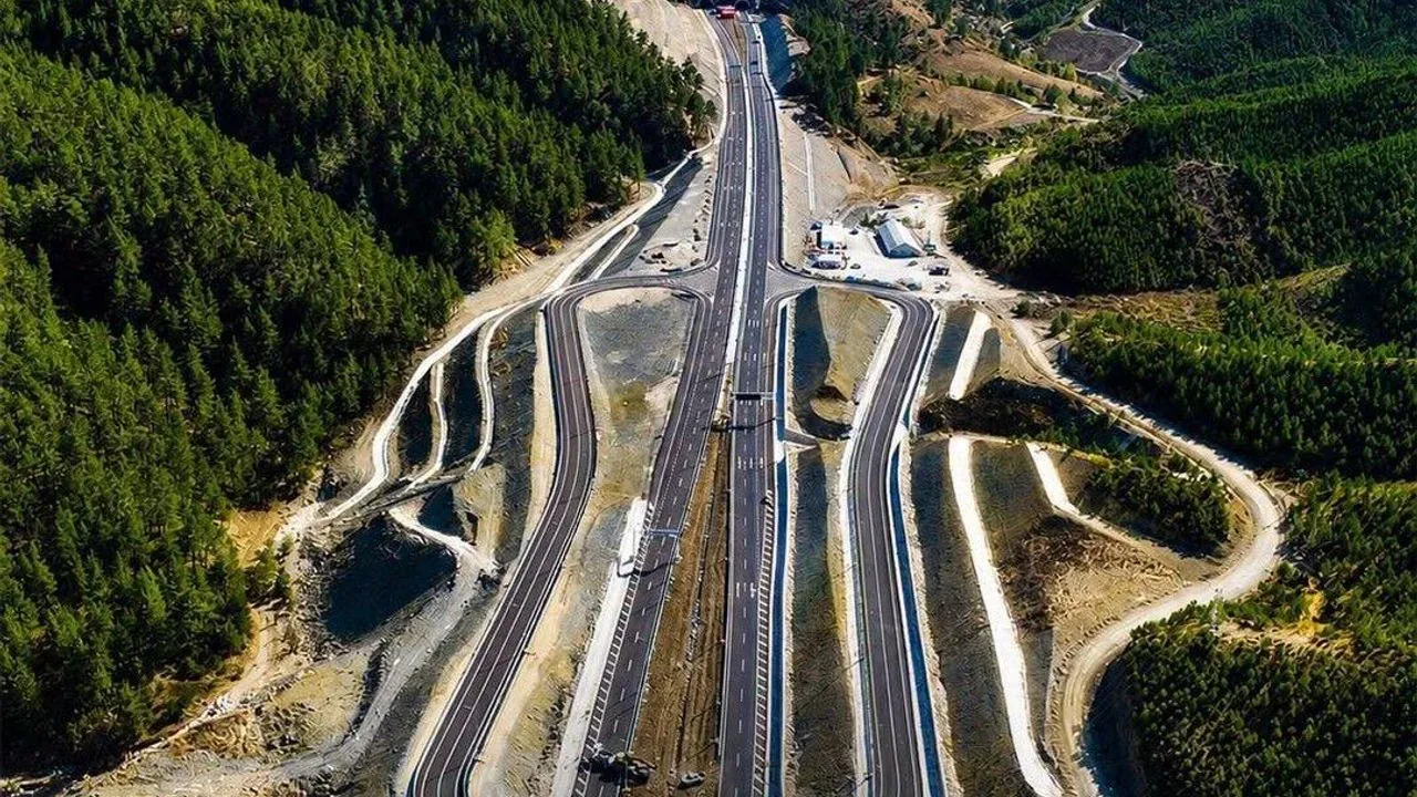 Kahramanmaraş-Göksun Yolunda Dev Dönüşüm: Yolculuk Süresi Yarı Yarıya Düştü Kahramanmaraş-Göksun Yolunda Dev Dönüşüm: Yolculuk Süresi Yarı Yarıya Düştü