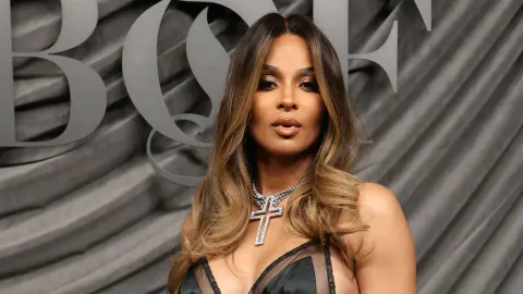 Ciara, Paris Fashion Week'te bebek karınını şeffaf dantel elbiseyle sergiledi