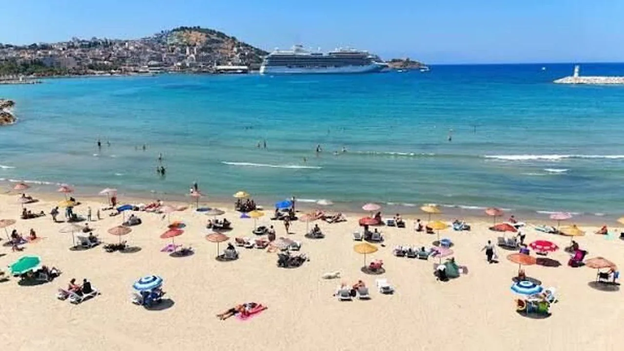 Kuşadası Sahillerinde Tatil Yoğunluğu Arttı Kuşadası Sahillerinde Tatil Yoğunluğu Arttı