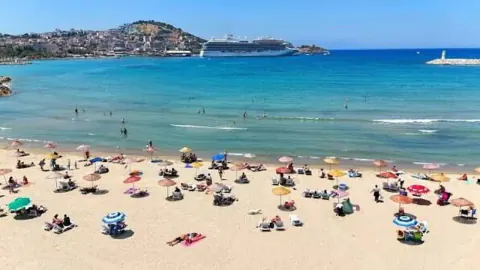 Kuşadası Sahillerinde Tatil Yoğunluğu Arttı