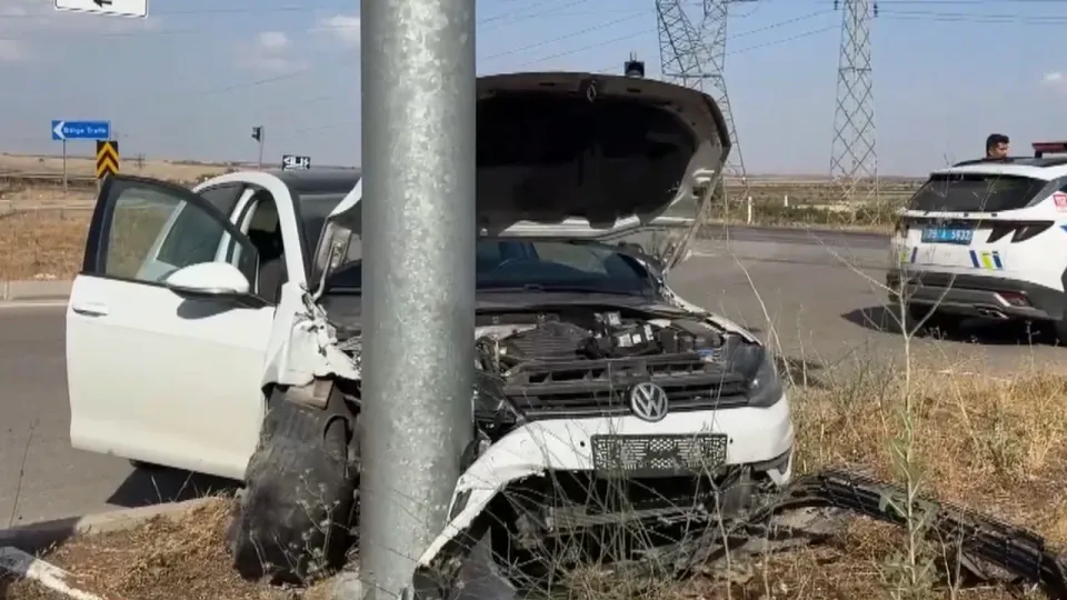 Kilis'te Trafik Kazası: Yön Tabelasına Çarpan Otomobilde 2 Yaralı görseli