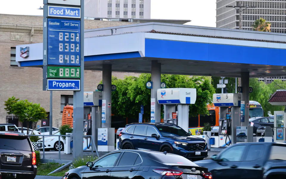 ABD'de 6 Yıl Önceki 'Yakıt Verimliliği Geri Adımı' Bugün Faturayı Kesiyor: 1.300 Dolar İndiriminin Gizli Maliyeti görseli