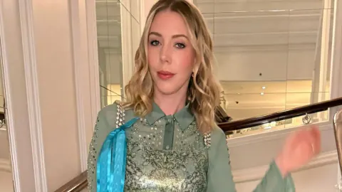 Katherine Ryan, HELLO! Power List partisinde altın botlarla göz doldurdu
