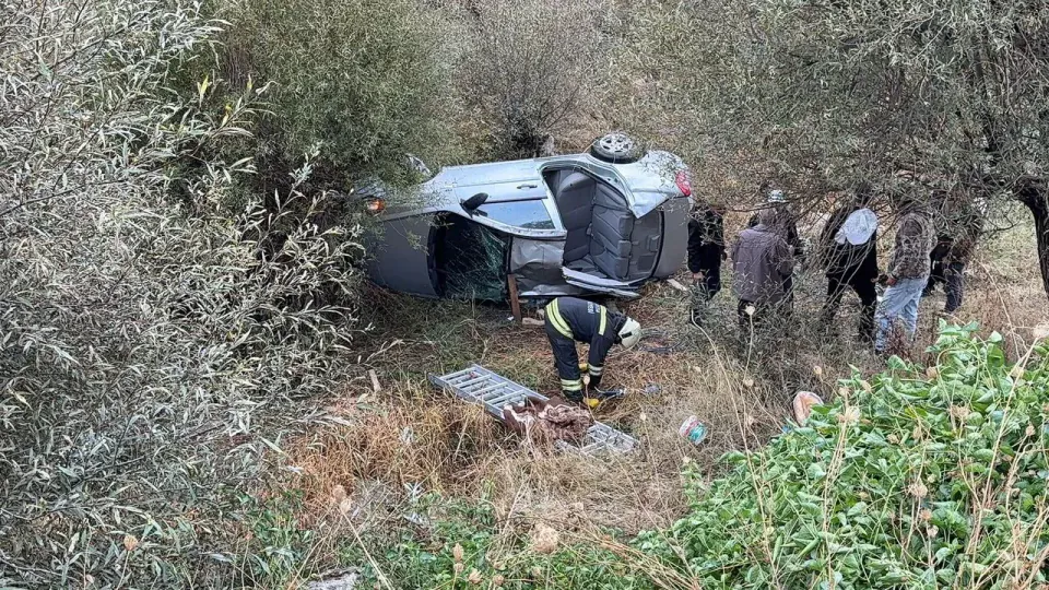 Şarampoleye çarpan araç devrildi: 5 yaralı, 1'i çocuk görseli