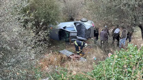Şarampoleye çarpan araç devrildi: 5 yaralı, 1'i çocuk