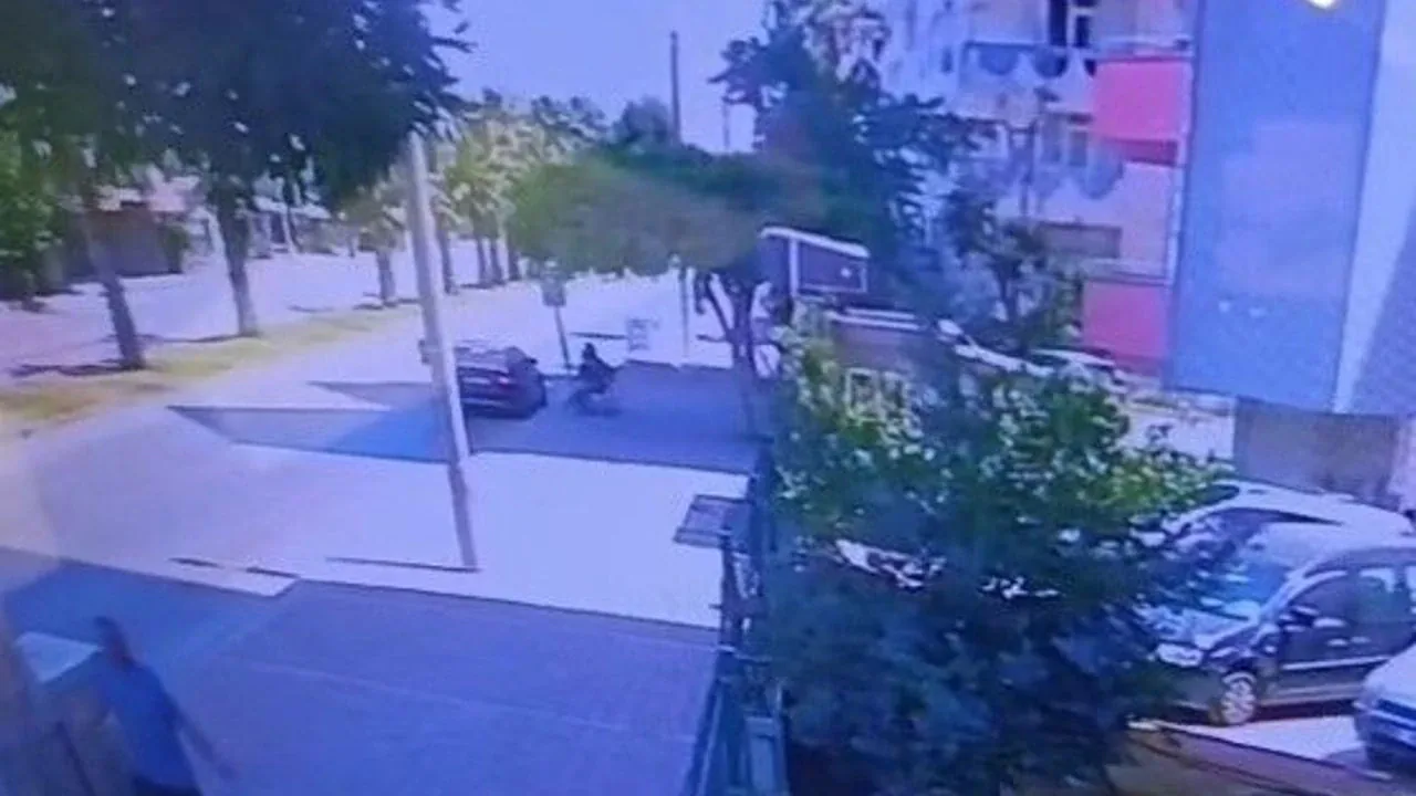 Antalya'da dehşet anları: Genç kadını çocuğunun yanında darbedip videoya çektiler Antalya'da dehşet anları: Genç kadını çocuğunun yanında darbedip videoya çektiler