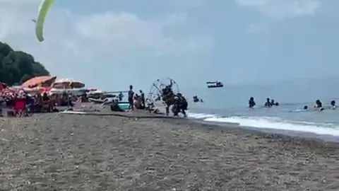 Kemos Plajı'nda Korkutan Kaza: Kontrolden Çıkan Paramotor Kalabalığa Daldı