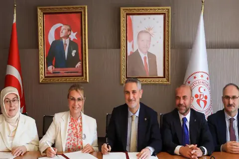 Altınova'ya kapalı futbol sahası ve yarı olimpik yüzme havuzu: Protokol imzalandı
