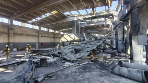 İzmir'de Demir Fabrikasında Patlama: 3 İşçi Ağır Yaralı, Soruşturma Başladı