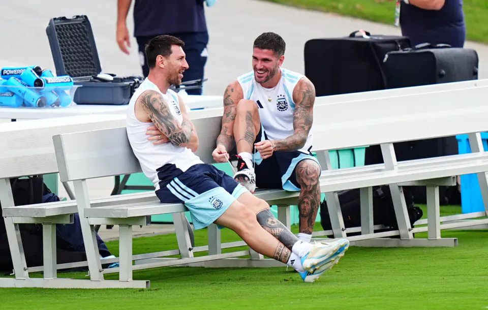 İngiltere'nin Kanat Çıkmazı: Anthony Gordon ve Michael Owen Tartışması