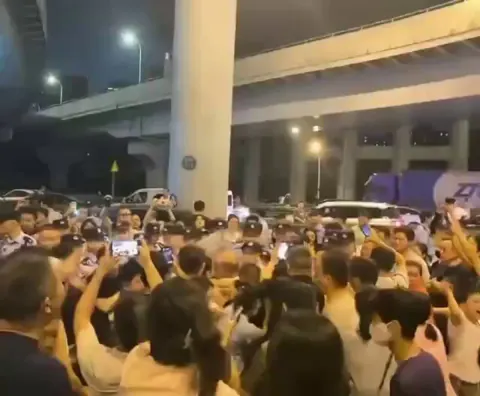 Çin'in Hefei Kentinde Protestolar Şiddetlendi: Göstericiler ve Polis Karşı Karşıya Geldi