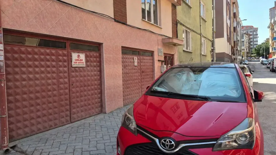 Eskişehir'de Garaj Önüne Park Sorunu: Uyarı Levhaları Etkisiz Kalıyor görseli