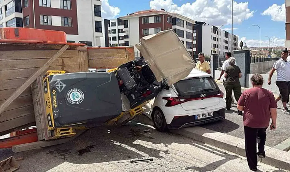 Eskişehir'de korkutan kaza: Silindir yüklü römork sürücü adayının aracını ezdi görseli