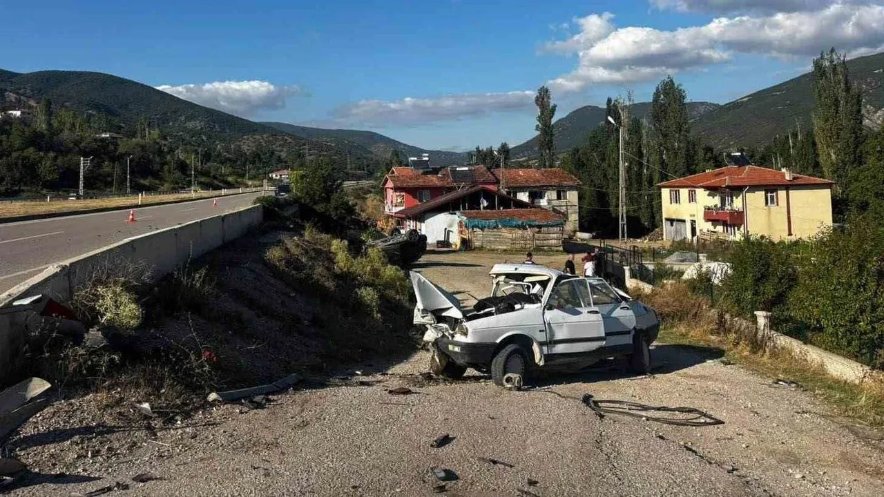 Tokat-Niksar yolunda çarpışma: 83 yaşlı sürücü öldü, 3 yaralı Tokat-Niksar yolunda çarpışma: 83 yaşlı sürücü öldü, 3 yaralı