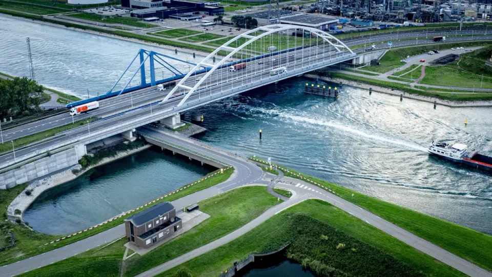 Hollanda'da Suurhoff Köprüsünde Çatlak Alarmı: A15'te 6-8 Hafta Şerit Kapanması görseli