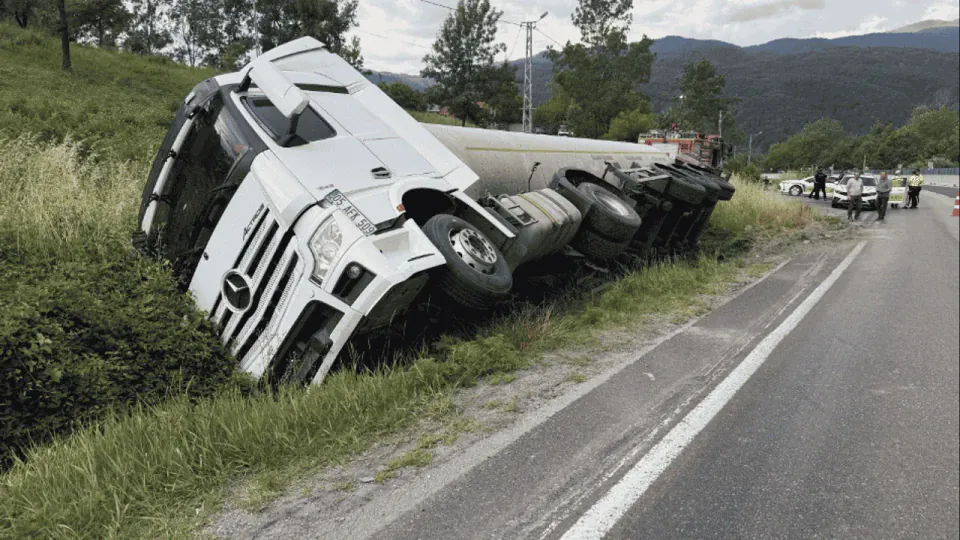 Bolu Dağı'nda Yanıcı Madde Yüklü Tanker Devrildi: Ekipler Teyakkuzda görseli