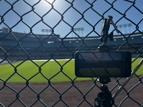Apple, MLB Dodgers Maçını iPhone 18 Pro Max ile Yayınladı: Yarım Saha Cep Telefonu Oldu