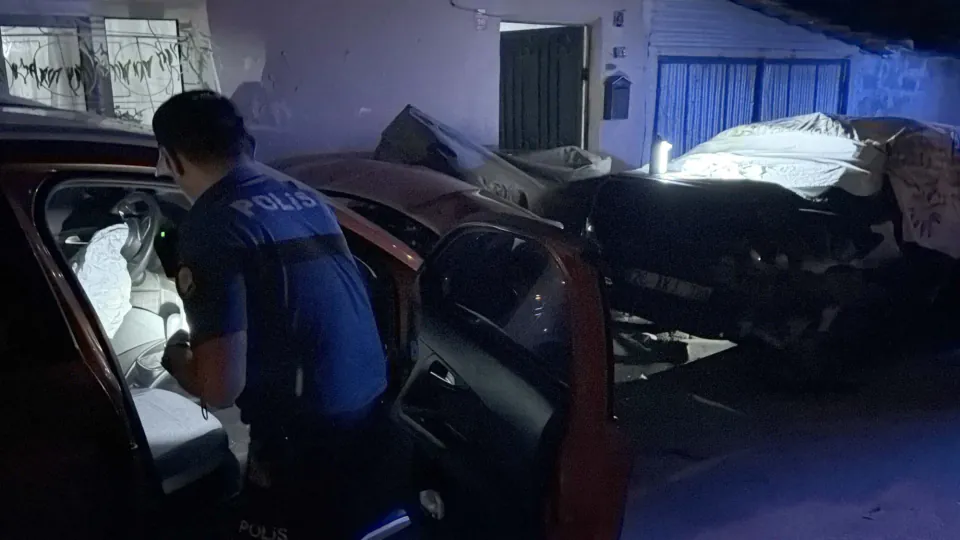 Eskişehir'de Kontrolden Çıkan Otomobil Park Halindeki Araçlara Çarptı görseli