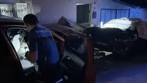 Eskişehir'de Kontrolden Çıkan Otomobil Park Halindeki Araçlara Çarptı
